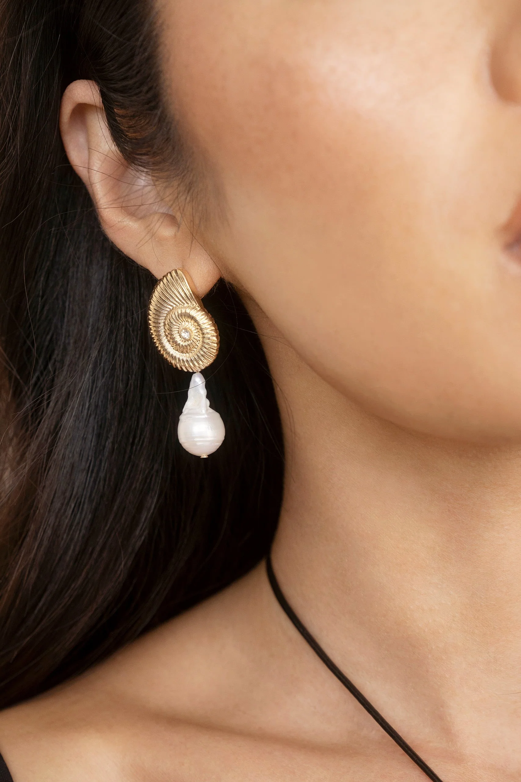 Pearl Shell Earrings - 18k Gold Plated - Image 4